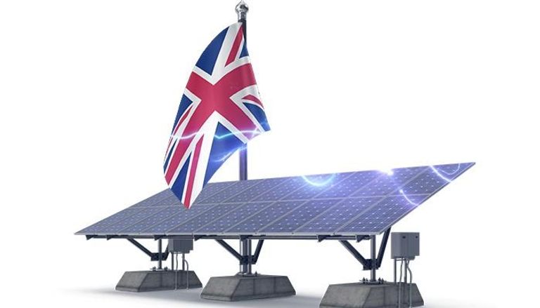ألواح طاقة شمسية وعلم بريطانيا