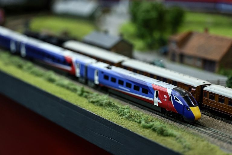 طفل يشاهد النموذج الجديد للقطارات البريطانية