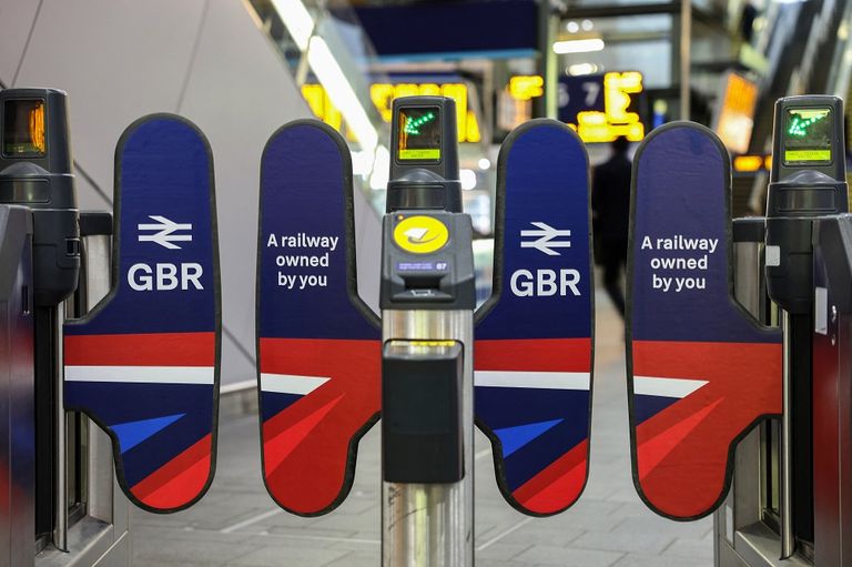 طفل يشاهد النموذج الجديد للقطارات البريطانية