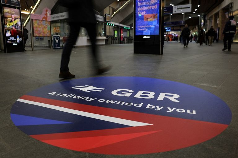 طفل يشاهد النموذج الجديد للقطارات البريطانية