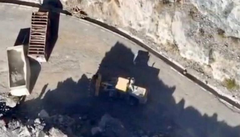 جرافة حوثية تغلق طريق ثره قبل تفجيره