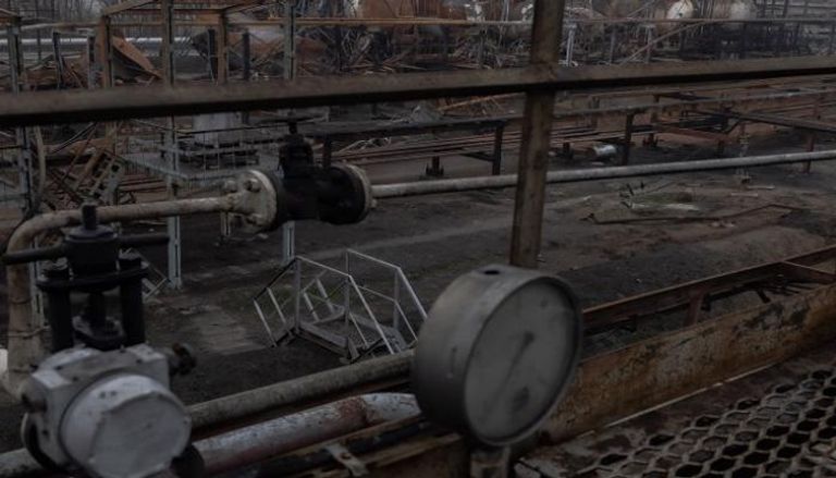 أجزاءً متضررة من منشأة «نافتوغاز» في أوكرانيا (AFP)