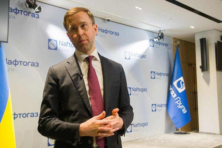 أجزاءً متضررة من منشأة «نافتوغاز» في أوكرانيا (AFP)