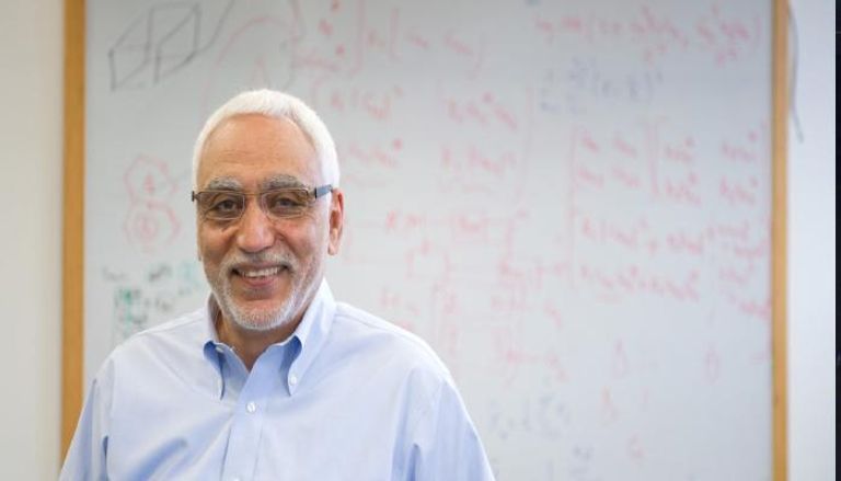 البروفيسور عباس الجمل الفائز بجائزة نوابغ العرب 2025