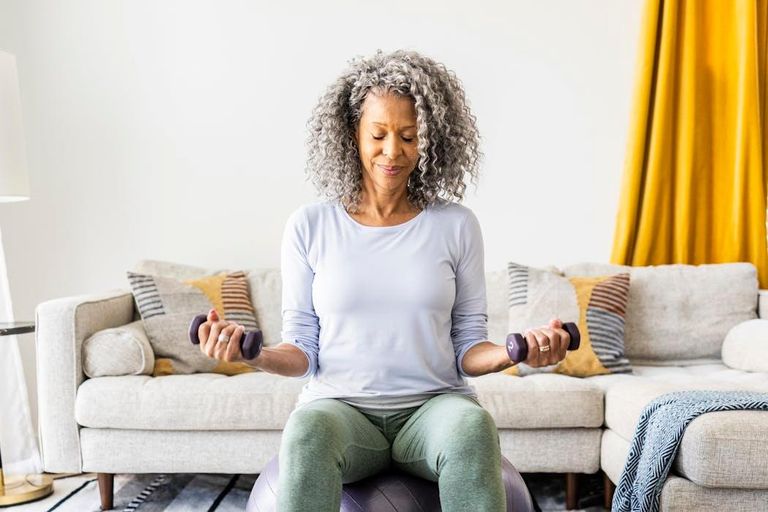 أزمة صامتة تهدد عظامك في منتصف العمر.