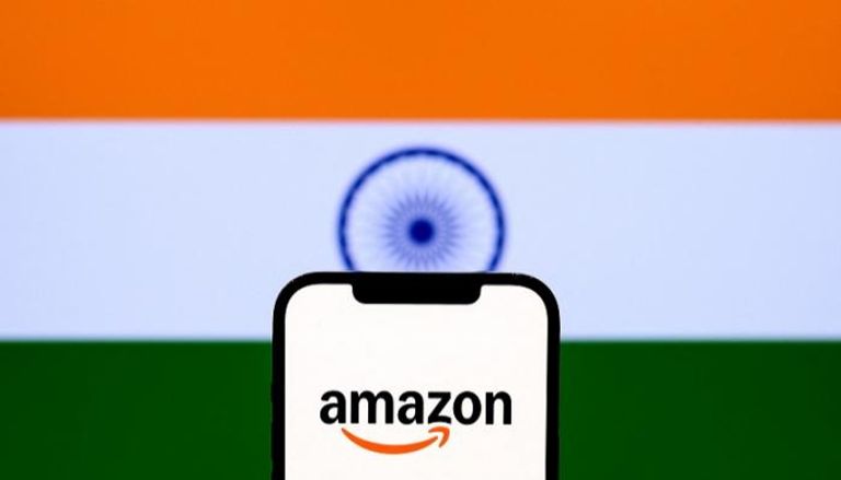 شعار أمازون أمام علم الهند