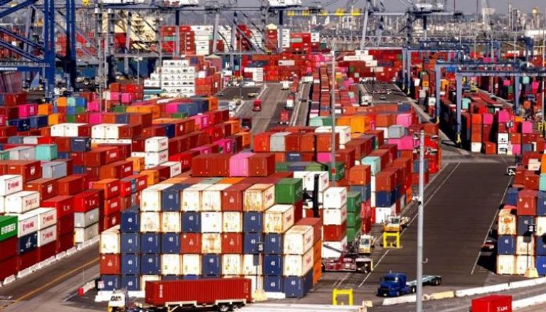 حاويات الشحن مكدسة في ميناء لوس أنجلوس (GETTY IMAGES)