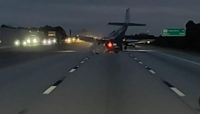 طائرة تصطدم بسيارة في فلوريدا