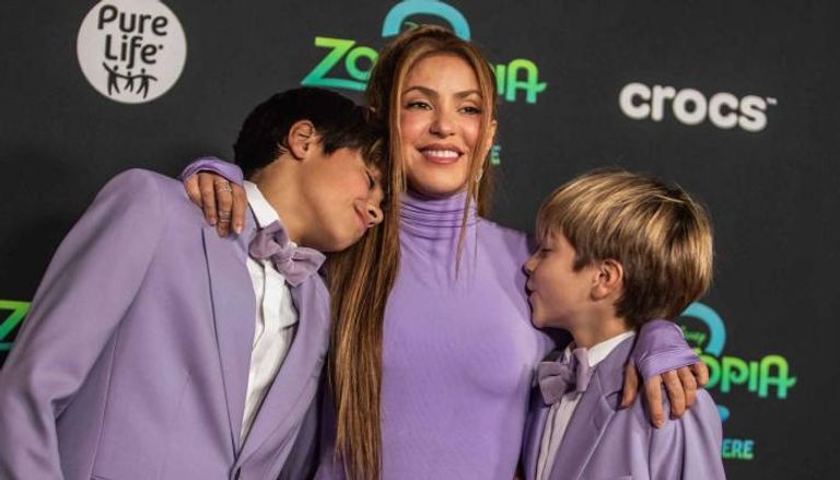 شاكيرا تغني مع أولادها