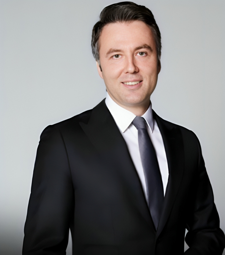 محمد آكيف إرسوي مدير عام النشر في قناة هابرتورك المذيعة السابقة نور كوشكر