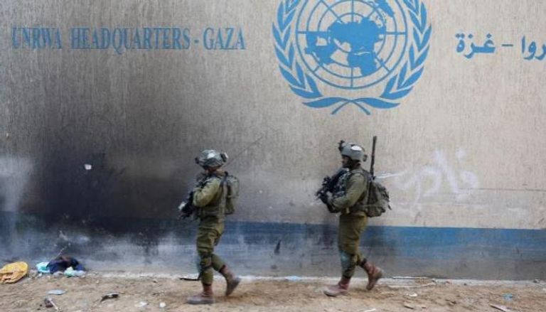 جنود إسرائيليون أمام مقر للأونروا بغزة 