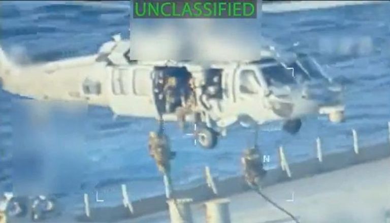 جنود أمريكيون أثناء مصادرة ناقلة النفط