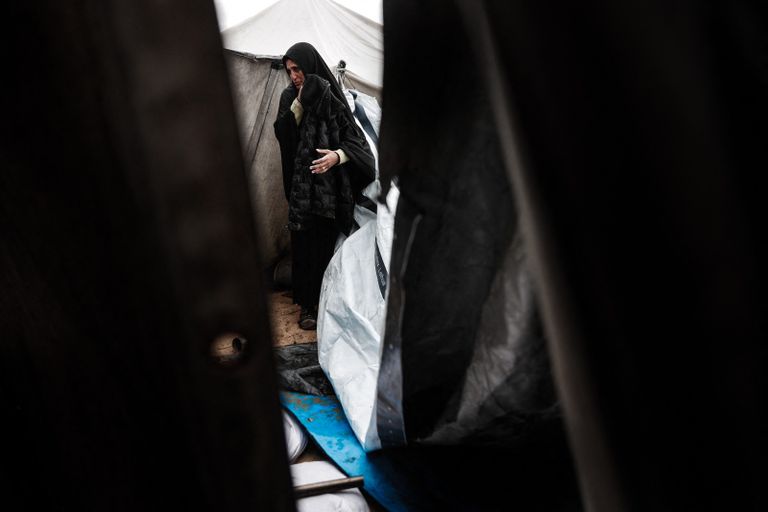 طفل ينظر من خيمة في حي الزيتون بمدينة غزة