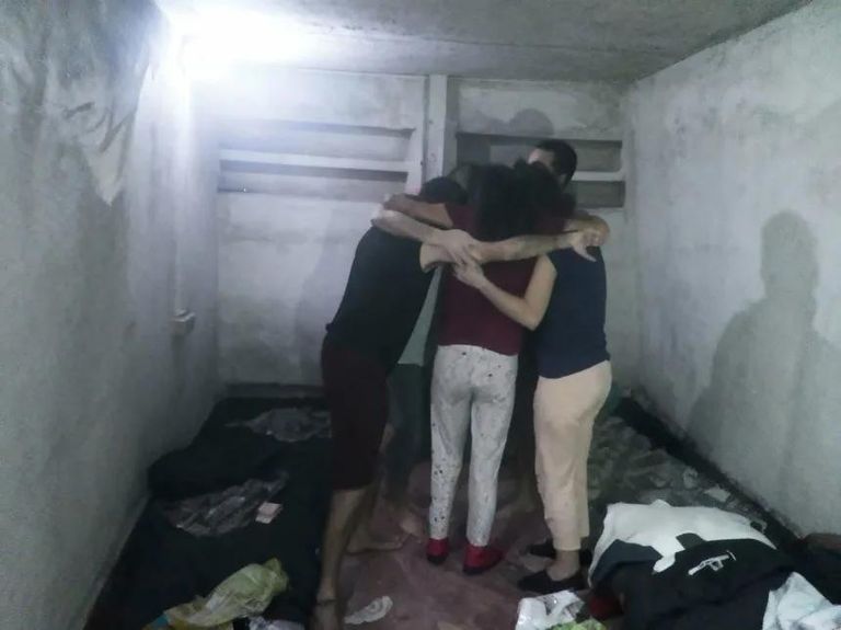 لقطة من الفيديو تظهر الرهائن الستة