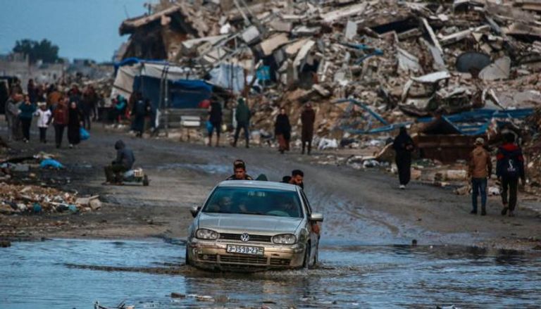 الشتاء يقسو على سكان غزة