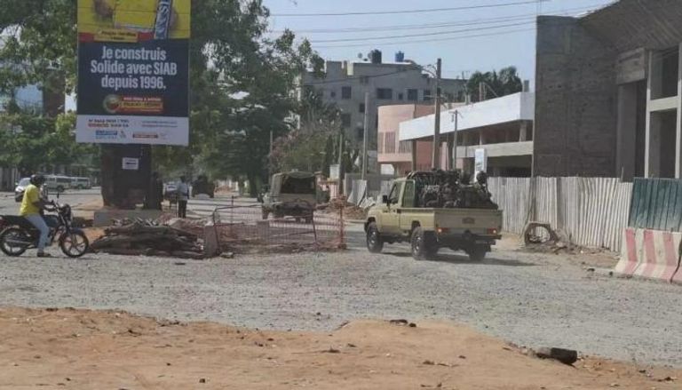 جنود يقودون مركبة عسكرية في أحد شوارع كوتونو