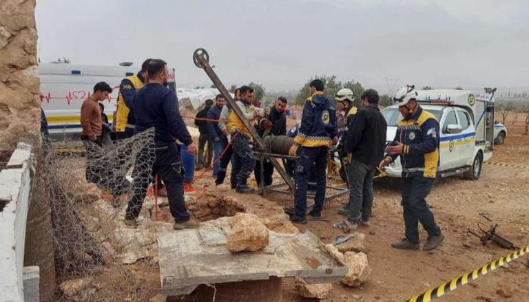 جانب من عمليات انتشال الجثمان