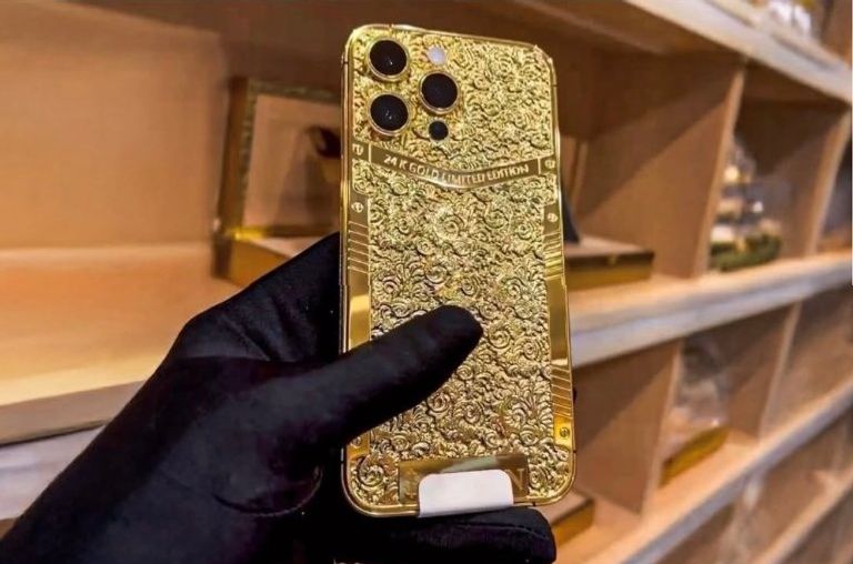 أحد الهواتف المهداة لنجوم برشلونة برشلونة الإسباني