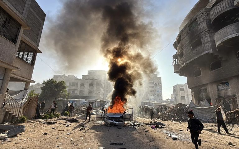 النيران مشتعلة في السيارة المستهدفة في الهجوم الإسرائيلي رائد سعد أبرز قادة كتائب عز الدين القسام