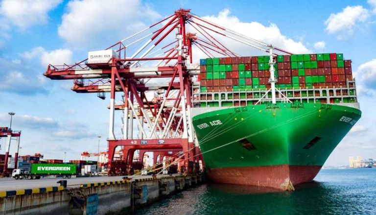 سفينة حاويات تفرغ حمولتها في ميناء تشينغداو الصيني 