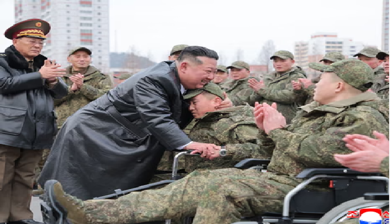 كيم يحيي الجنود