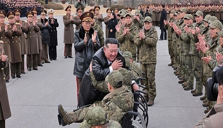 كيم يحيي الجنود