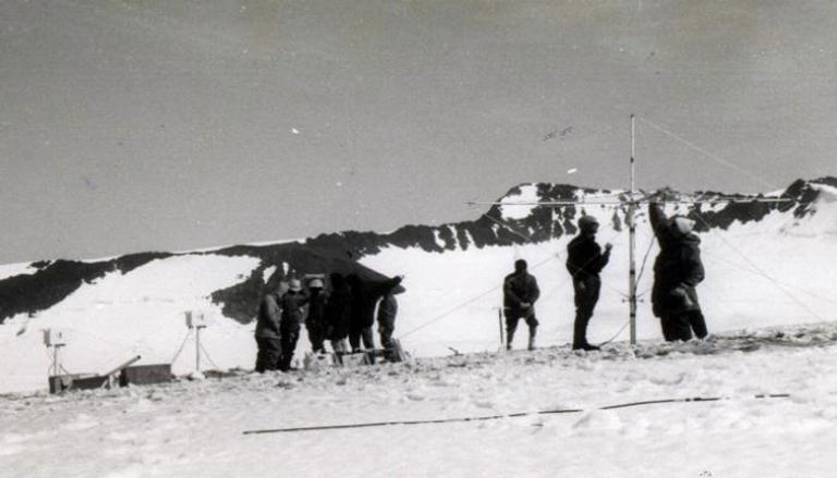 فريق الاستخبارات أثناء مهمة استعادة الجهاز