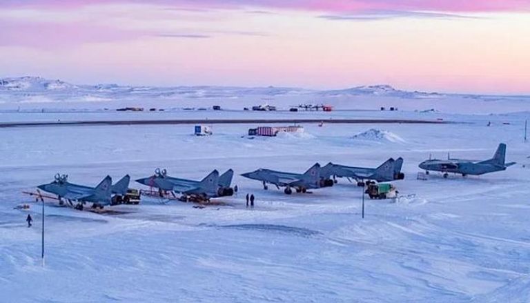 طائرات ميغ-31 روسية في قاعدة روغاتشيفو الجوية في نوفايا زيمليا في القطب الشمالي