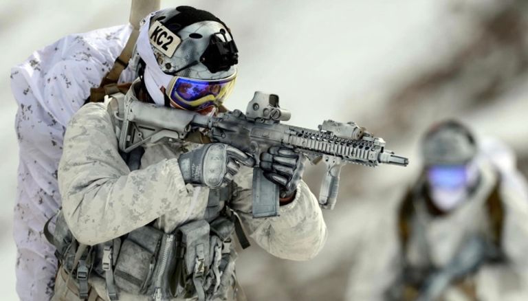 جنود أمريكيون في القطب الشمالي طائرات ميغ-31 روسية في قاعدة روغاتشيفو الجوية في نوفايا زيمليا في القطب الشمالي