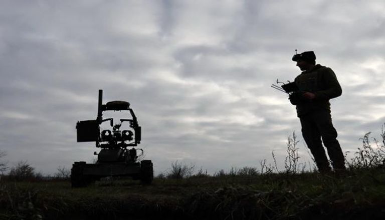 جندي أوكراني يختبر أنظمة الروبوتات القتالية