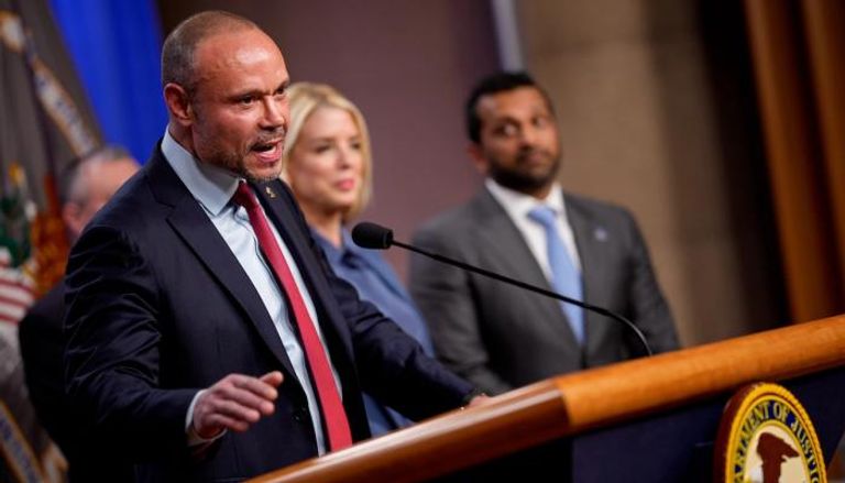 نائب مدير «FBI» بونجينو، برفقة المدعية العامة بام بوندي ومدير «FBI» كاش باتيل