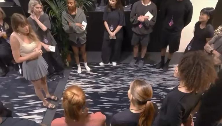 مكافآت من تايلور سويفت لطاقم عملها مكافآت من تايلور سويفت لطاقم عملها