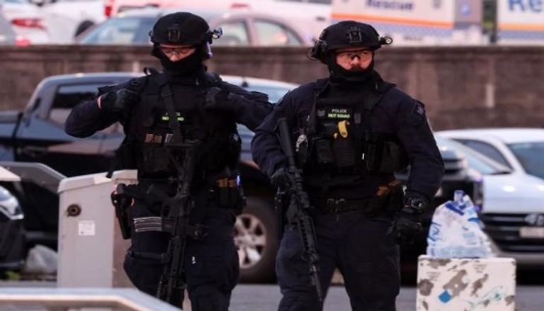 شرطيان أستراليان في موقع هجوم سيدني