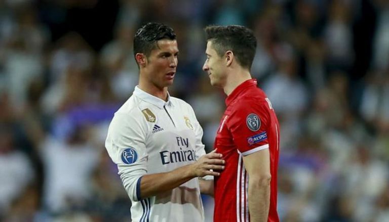 كريستيانو رونالدو وروبرت ليفاندوفسكي ليونيل ميسي بقميص برشلونة