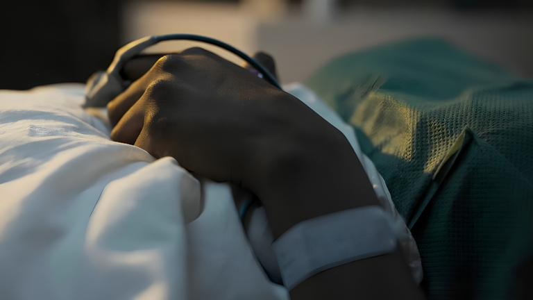 امرأة تبتلع صرصارا عن طريق الخطأ