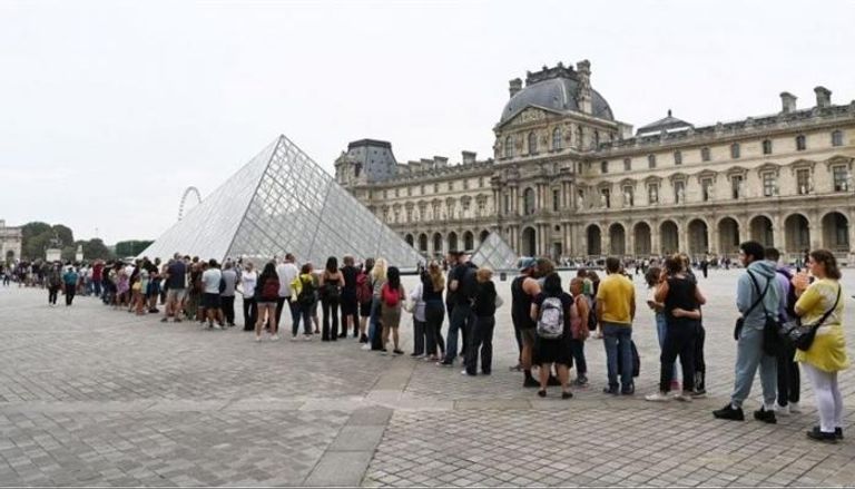 أبواب متحف اللوفر مغلقة