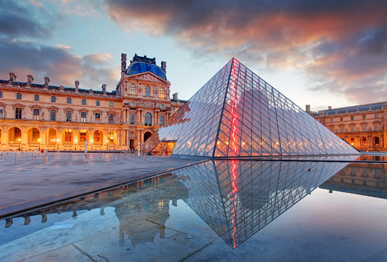 أبواب متحف اللوفر مغلقة