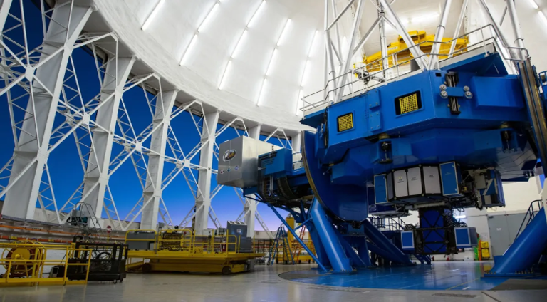 رسم توضيحي للكوكب HD 143811 AB b أثناء دورانه حول نجميه التوأمين