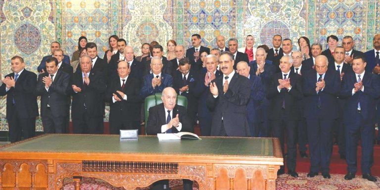 الرئيس الجزائري عبدالمجيد تبون يوقع قانون المالية 2026