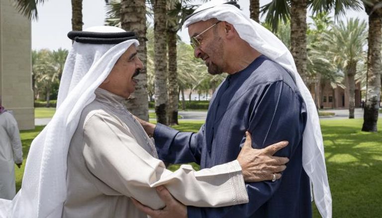 الشيخ محمد بن زايد آل نهيان وعاهل البحرين الملك حمد بن عيسى آل خليفة