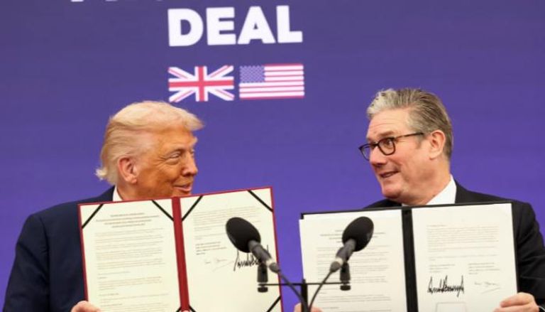 الرئيس الأمريكي دونالد ترامب ورئيس وزراء بريطانيا كير ستارمر