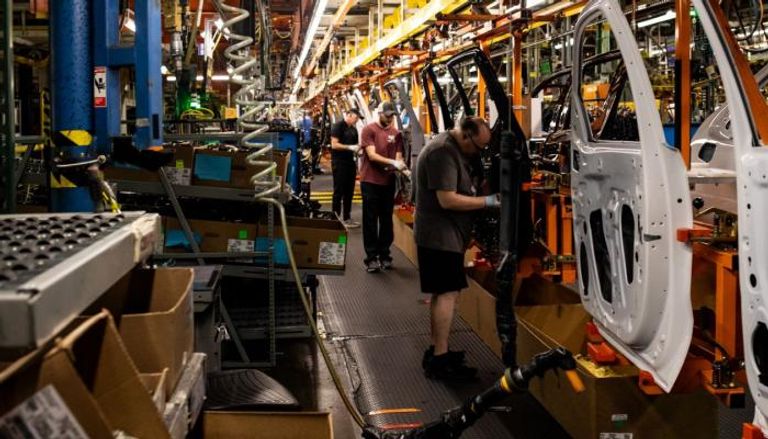 عمال في مصنع للسيارات 