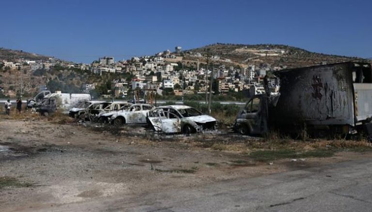 سيارات محترقة في هجوم سابق لمستوطنين بالضفة - أرشيفية