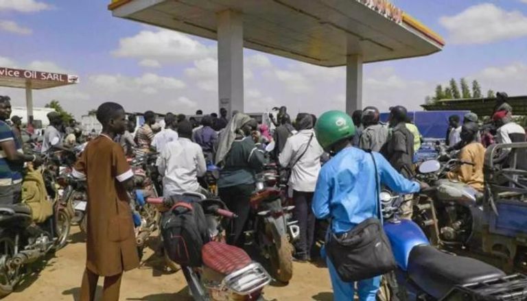 طوابير طويلة بمحطة وقود في باماكو