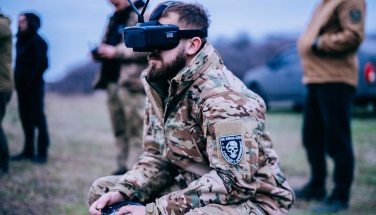 جندي أوكراني يحرك مسيرة