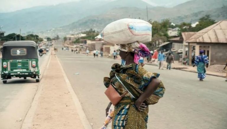 كونغولية تحمل كيسا من الدقيق في أوفيرا