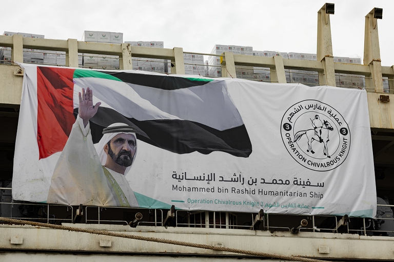 جانب من عملية تحميل السفينة