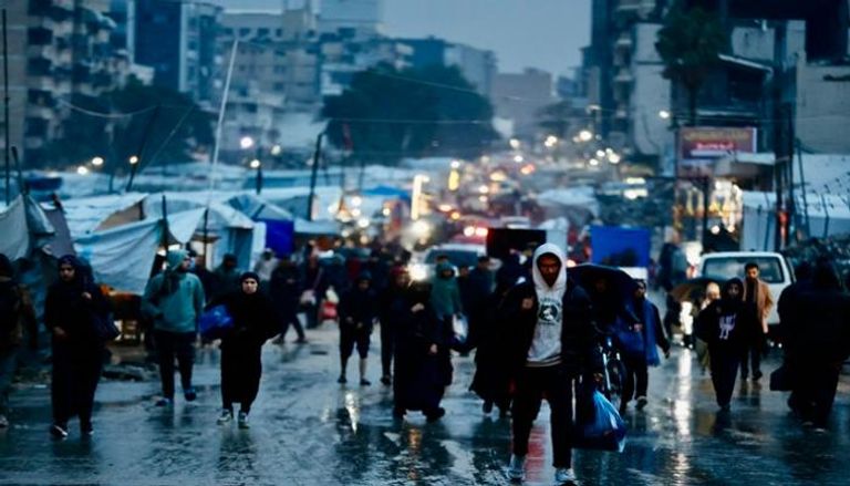 فلسطينيون نازحون في شوارع مدينة غزة