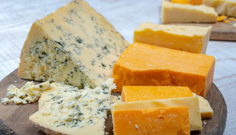 تناول الجبن كامل الدسم قد يدعم صحة الدماغ