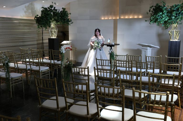 يابانية ترتبط بشخصية افتراضية صممتها بالذكاء الاصطناعي يابانية ترتبط بشخصية افتراضية صممتها بالذكاء الاصطناعي